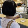 Un caffè consumato al bancone del bar