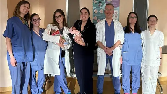 Mamma Beatrice con le figlie e l’equipe di Camposampiero in rappresentanza di tutte le neo mamme