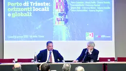 Marco Consalvo, presidente del Porto di Trieste, a sinistra, con il condirettore del Piccolo, Alberto Bollis