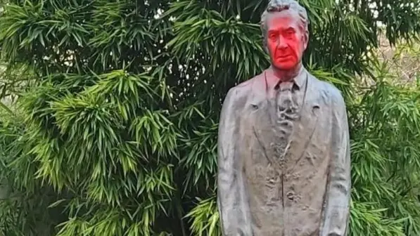 La statua di Aldo Moro imbrattata