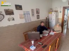 La firma di un contratto da parte di un'anziana nelle immagini diffuse dalla Finanza