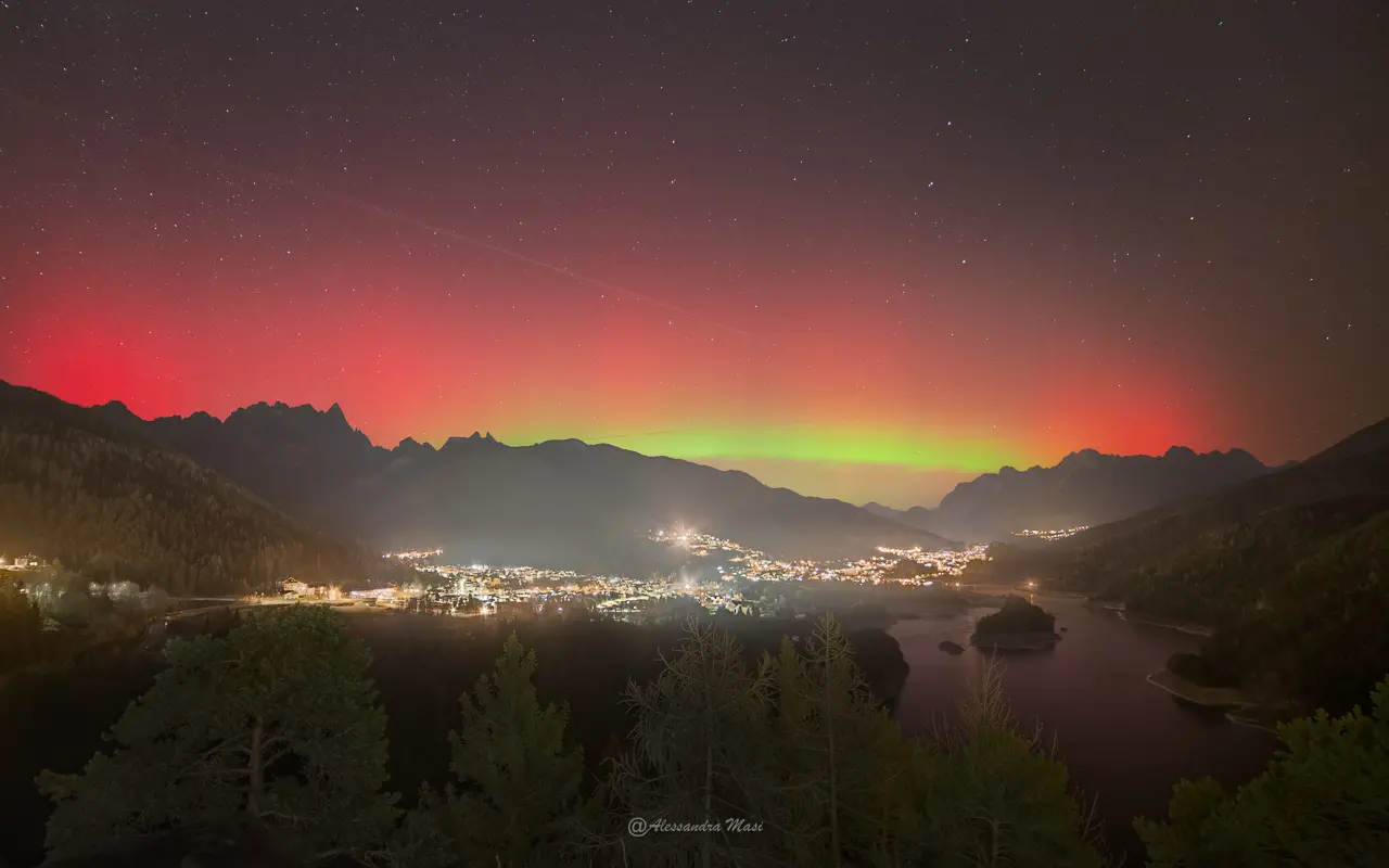 Le luci dell'aurora boreale, che nella notte tra 19 e 20 gennaio hanno dato spettacolo in buona parte d'Europa, hanno acceso anche il cielo del Veneto e in particolare delle Dolomiti bellunesi. Il fenomeno è stato provocato da una severa tempesta geomagnetica di classe G4 che avviene quando particelle elettricamente cariche vengono espulse dal Sole a grandi velocità. Al raggiungimento della Terra, le particelle interagiscono col campo magnetico che le incanala verso i poli ed eccitano gli atomi che compongono l'atmosfera, che sono quelli che poi emettono le caratteristiche luci rosse, verdi e azzurre.
