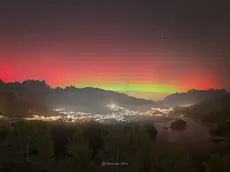 Le luci dell'aurora boreale, che nella notte tra 19 e 20 gennaio hanno dato spettacolo in buona parte d'Europa, hanno acceso anche il cielo del Veneto e in particolare delle Dolomiti bellunesi. Il fenomeno è stato provocato da una severa tempesta geomagnetica di classe G4 che avviene quando particelle elettricamente cariche vengono espulse dal Sole a grandi velocità. Al raggiungimento della Terra, le particelle interagiscono col campo magnetico che le incanala verso i poli ed eccitano gli atomi che compongono l'atmosfera, che sono quelli che poi emettono le caratteristiche luci rosse, verdi e azzurre.
