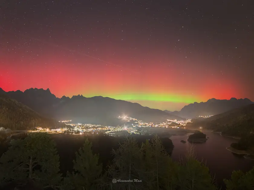 Le luci dell'aurora boreale, che nella notte tra 19 e 20 gennaio hanno dato spettacolo in buona parte d'Europa, hanno acceso anche il cielo del Veneto e in particolare delle Dolomiti bellunesi. Il fenomeno è stato provocato da una severa tempesta geomagnetica di classe G4 che avviene quando particelle elettricamente cariche vengono espulse dal Sole a grandi velocità. Al raggiungimento della Terra, le particelle interagiscono col campo magnetico che le incanala verso i poli ed eccitano gli atomi che compongono l'atmosfera, che sono quelli che poi emettono le caratteristiche luci rosse, verdi e azzurre.