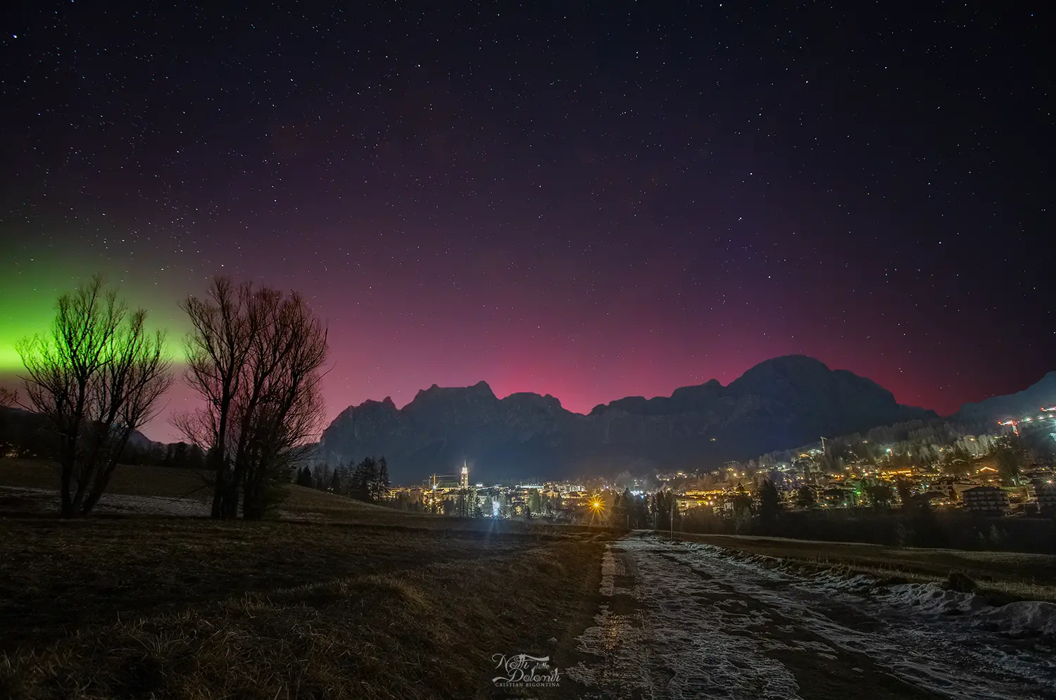 Le luci dell'aurora boreale, che nella notte tra 19 e 20 gennaio hanno dato spettacolo in buona parte d'Europa, hanno acceso anche il cielo del Veneto e in particolare delle Dolomiti bellunesi. Il fenomeno è stato provocato da una severa tempesta geomagnetica di classe G4 che avviene quando particelle elettricamente cariche vengono espulse dal Sole a grandi velocità. Al raggiungimento della Terra, le particelle interagiscono col campo magnetico che le incanala verso i poli ed eccitano gli atomi che compongono l'atmosfera, che sono quelli che poi emettono le caratteristiche luci rosse, verdi e azzurre.