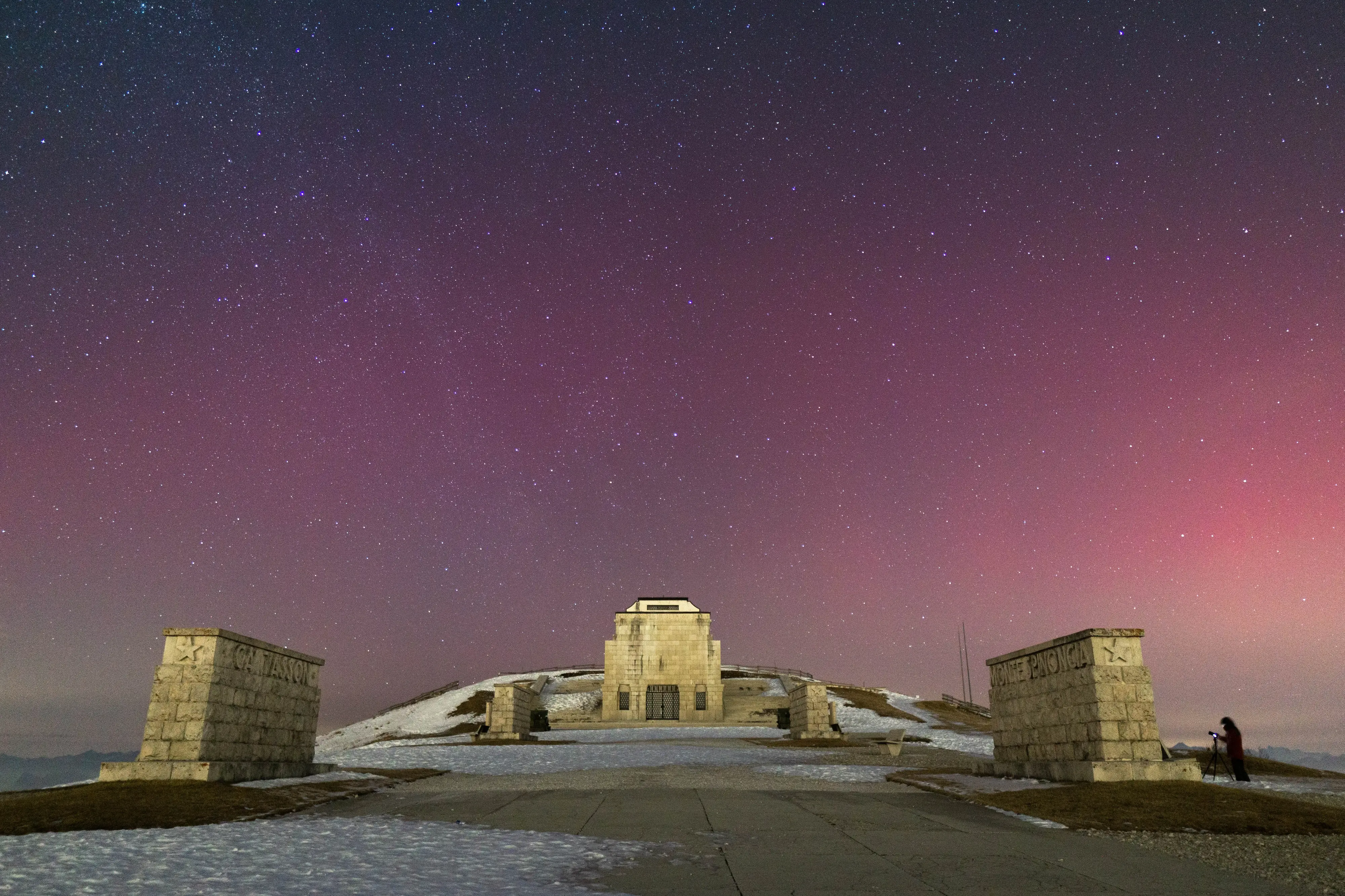 Le luci dell'aurora boreale, che nella notte tra 19 e 20 gennaio hanno dato spettacolo in buona parte d'Europa, hanno acceso anche il cielo del Veneto e in particolare delle Dolomiti bellunesi. Il fenomeno è stato provocato da una severa tempesta geomagnetica di classe G4 che avviene quando particelle elettricamente cariche vengono espulse dal Sole a grandi velocità. Al raggiungimento della Terra, le particelle interagiscono col campo magnetico che le incanala verso i poli ed eccitano gli atomi che compongono l'atmosfera, che sono quelli che poi emettono le caratteristiche luci rosse, verdi e azzurre.
