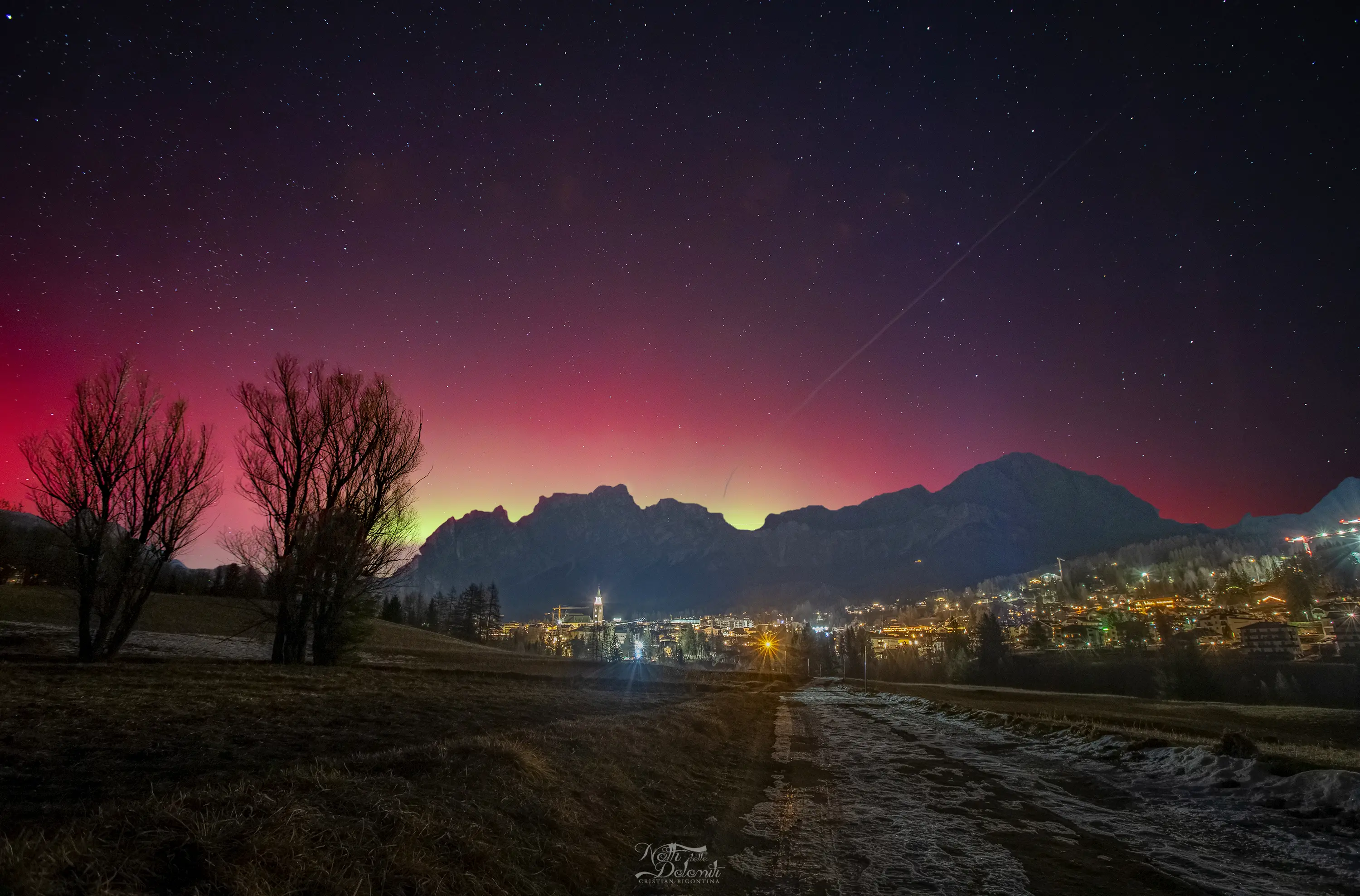Le luci dell'aurora boreale, che nella notte tra 19 e 20 gennaio hanno dato spettacolo in buona parte d'Europa, hanno acceso anche il cielo del Veneto e in particolare delle Dolomiti bellunesi. Il fenomeno è stato provocato da una severa tempesta geomagnetica di classe G4 che avviene quando particelle elettricamente cariche vengono espulse dal Sole a grandi velocità. Al raggiungimento della Terra, le particelle interagiscono col campo magnetico che le incanala verso i poli ed eccitano gli atomi che compongono l'atmosfera, che sono quelli che poi emettono le caratteristiche luci rosse, verdi e azzurre.