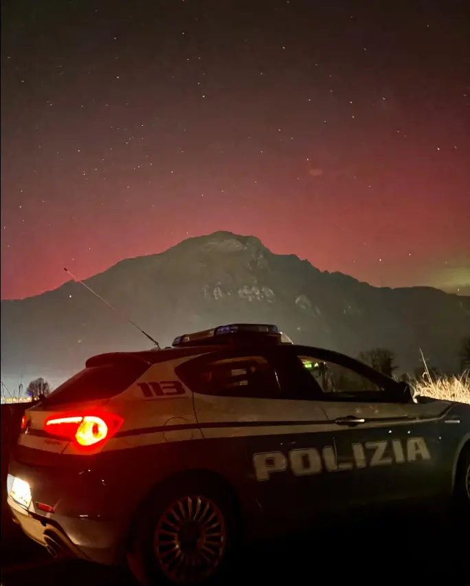 Le luci dell'aurora boreale, che nella notte tra 19 e 20 gennaio hanno dato spettacolo in buona parte d'Europa, hanno acceso anche il cielo del Veneto e in particolare delle Dolomiti bellunesi. Il fenomeno è stato provocato da una severa tempesta geomagnetica di classe G4 che avviene quando particelle elettricamente cariche vengono espulse dal Sole a grandi velocità. Al raggiungimento della Terra, le particelle interagiscono col campo magnetico che le incanala verso i poli ed eccitano gli atomi che compongono l'atmosfera, che sono quelli che poi emettono le caratteristiche luci rosse, verdi e azzurre.