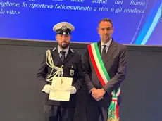 Uno degli agenti di Polizia locale premiati dal sindaco di Treviso Mario Conte
