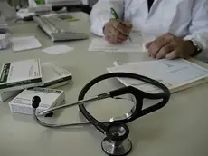 Un medico di base durante il lavoro nel suo ambulatorio. Medici sospesi ma nessun lo sa