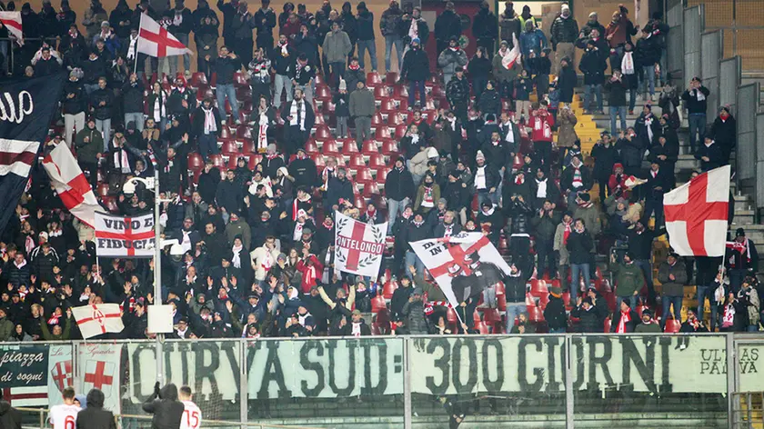 Lo striscione esposto dai tifosi durante la partita Padova-Modena