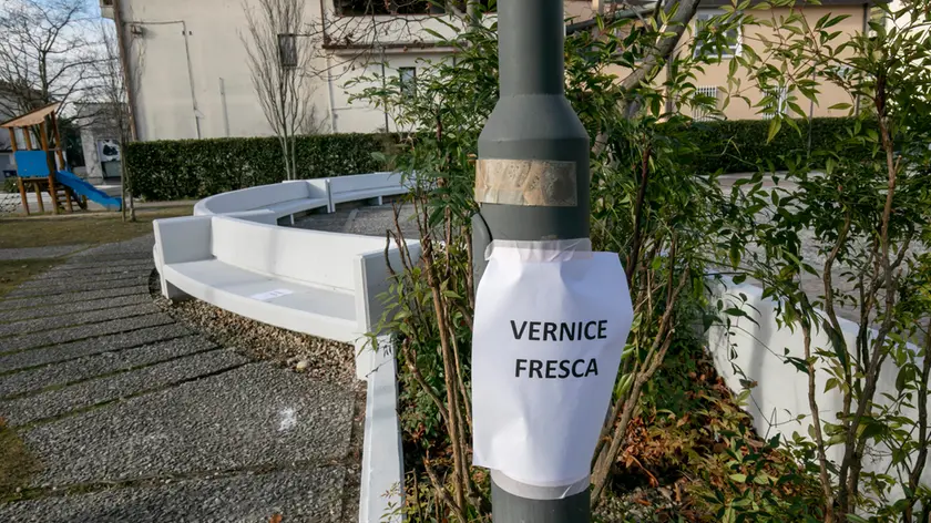 Gli avvisi di vernice fresca sono stati apposti solamente dopo l’incidente con i cittadini che si sono imbrattati Foto di Katia Bonaventura