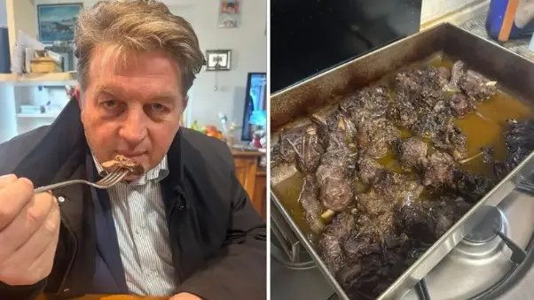 Il consigliere Valdegamberi mentre mangia la nutria, in una foto postata sui social qualche settimana fa