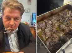 Il consigliere Valdegamberi mentre mangia la nutria, in una foto postata sui social qualche settimana fa