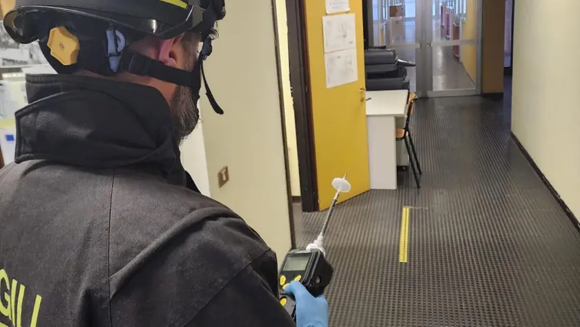 I rilievi dei vigili del fuoco all'interno della scuola