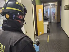 I rilievi dei vigili del fuoco all'interno della scuola