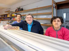 Da sinistra Maria Giuseppina Rizzo, Rino Polato, la cognata Lucia Danieli al momento delle chiusura della storica panetteria