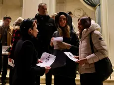 Il volantinaggio fuori dalla Fenice