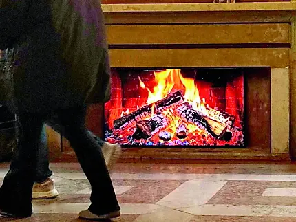 Il finto caminetto del Pedrocchi è stato rimosso