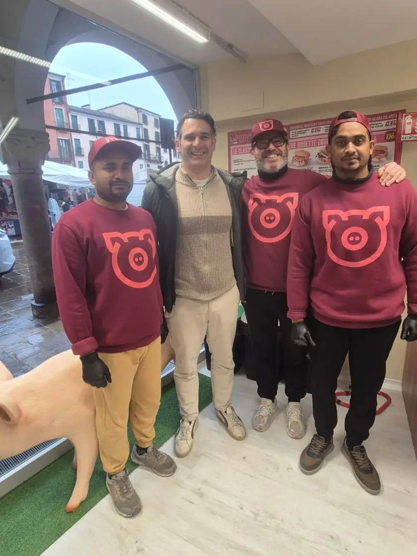 I dipendenti musulmani del negozio Mortadella... E Non Solo davanti al maiale delle polemiche