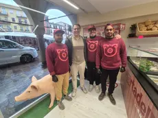 I dipendenti musulmani del negozio Mortadella... E Non Solo davanti al maiale delle polemiche