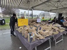 Il banchetto con i pacchi Amazon non ritirati al mercato in Prato della Valle