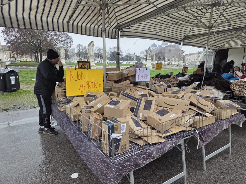 Il banchetto con i pacchi Amazon non ritirati al mercato in Prato della Valle