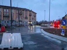 Il palo caduto in piazzale Stazione a Padova