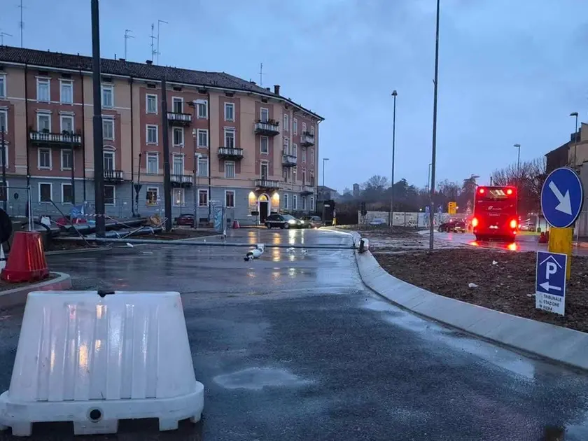 Il palo caduto in piazzale Stazione a Padova