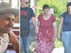 Alessandro Venier, la vittima, a destra la madre Lorena (al centro)