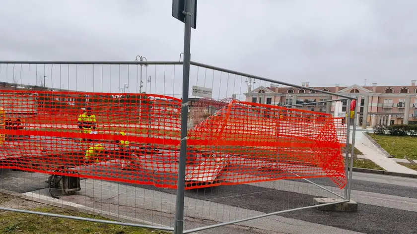 I tecnici al lavoro a Noventa dopo la fuga di gas