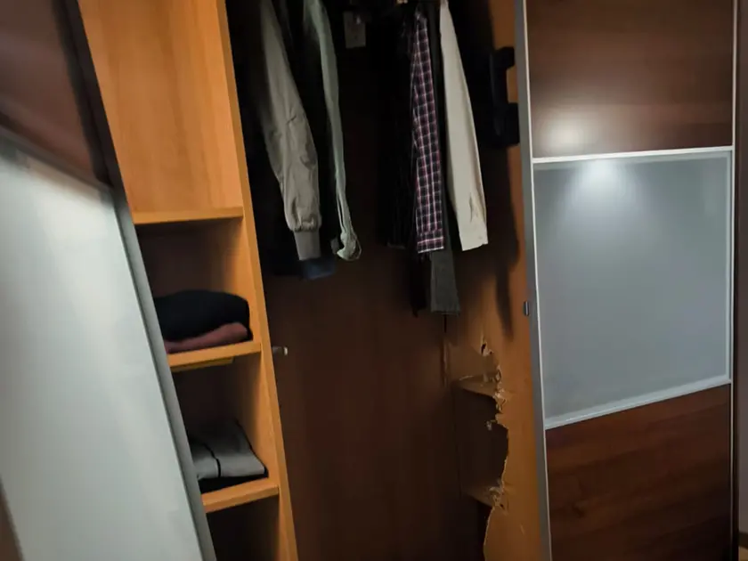 L'armadio dove c'era la cassaforte è stato divelto