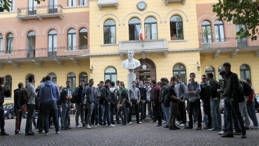 Una classe di fronte all’istituto Cerletti: la scuola sarà riconosciuta tra le dieci più gentili in tutta Italia
