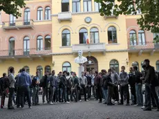 Una classe di fronte all’istituto Cerletti: la scuola sarà riconosciuta tra le dieci più gentili in tutta Italia