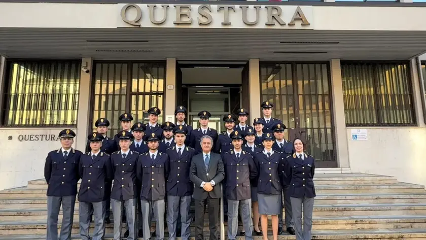 Gli agenti neo arrivati davanti alla Questura di Padova