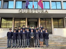 Gli agenti neo arrivati davanti alla Questura di Padova