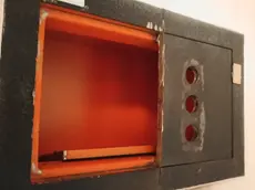 Una cassaforte sventrata con il flessibile (foto d'archivio)