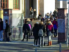 Gli studenti di una scuola superiore all’ingresso dell’istituto