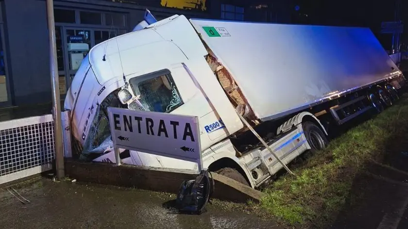 Il camion finito fuori strada a Ospedaletto Euganeo (foto vigili del fuoco)