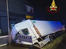 Il camion finito fuori strada a Ospedaletto Euganeo (foto vigili del fuoco)