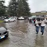 Il piazzale della scuola a Camposampiero diventato una piscina con disagi per studenti e auto