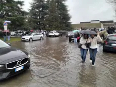 Il piazzale della scuola a Camposampiero diventato una piscina con disagi per studenti e auto