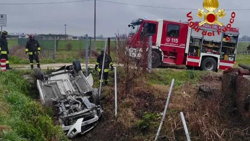L'auto finita nel fosso