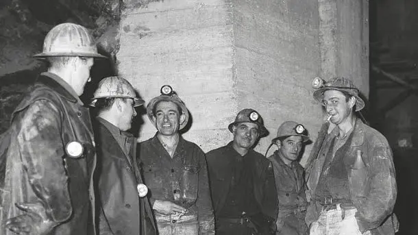 Alcuni minatori all’esterno della miniera in una foto storica