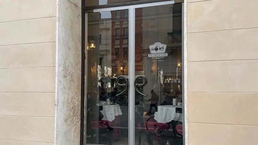 Le strisce di scotch sulle porte del Pedrocchi