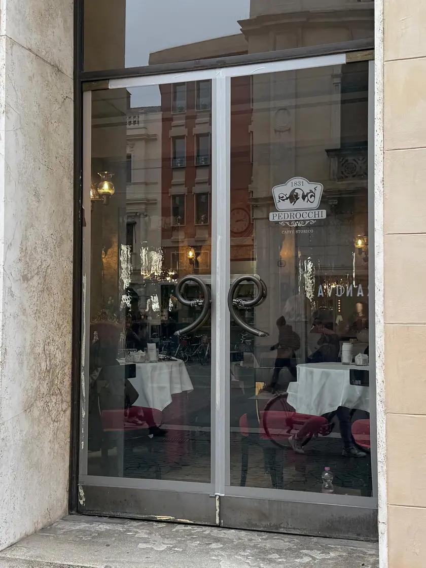 Le strisce di scotch sulle porte del Pedrocchi