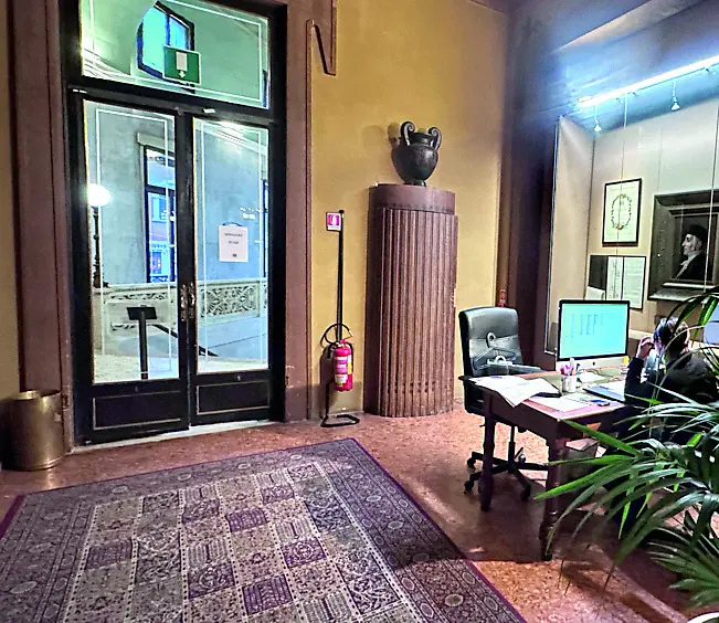 Al piano nobile c’è un ufficio improvvisato nella Sala Etrusca. Foto bianchi