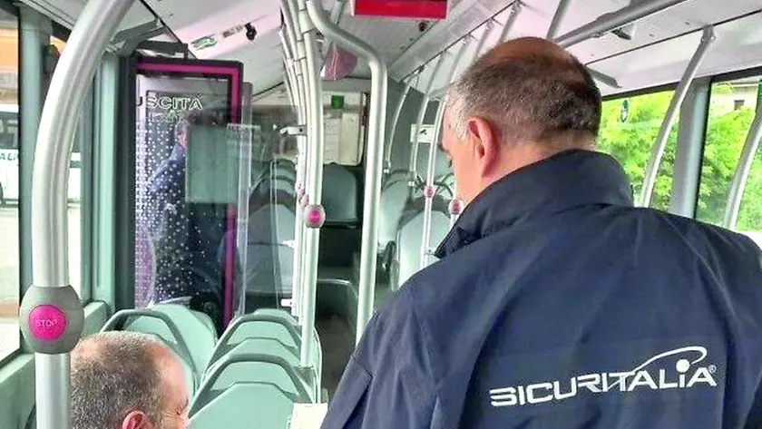 Un controllore di una società esterna verifica il titolo di viaggio di un passeggero di un mezzo di Dolomitibus