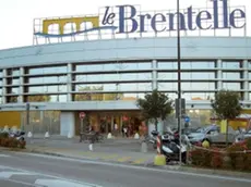 L'ingresso del centro commerciale