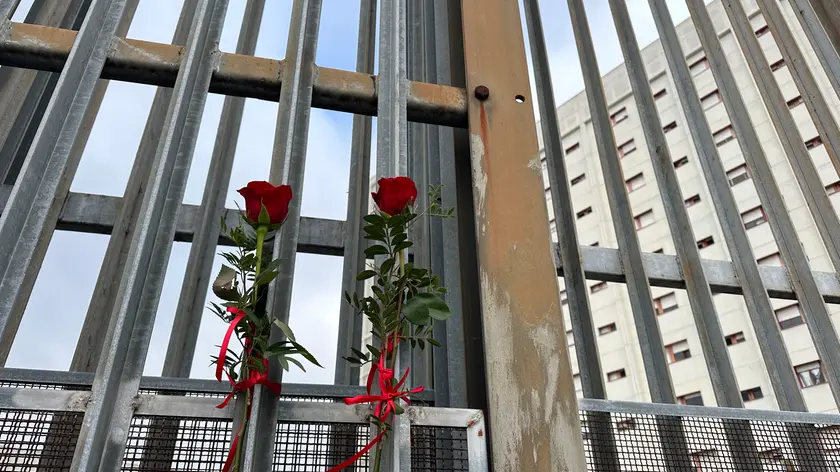 Due rose sul cancello del carcere di Padova dopo i due suicidi